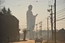 日本全国の街中にニョキニョキ！バブル期に造られた巨大仏