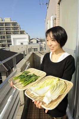 ベランダで40種類以上の野菜を干すゆきさん