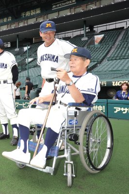 尾藤公監督（右）と強氏の父子