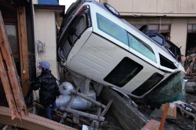 津波で流されてきた車（いわき市）