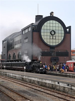 巨大蒸気機関車風の真岡駅駅舎（栃木県）