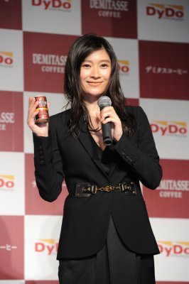 写真 第2子妊娠の篠原涼子 胸元が大きく開いた黒スーツ姿で登場 Newsポストセブン Part 2