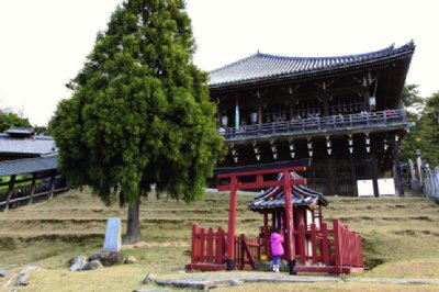 東大寺二月堂本堂前にある小さな神社