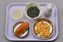 主食がパンでおかずがキムチチャーハンという前衛的給食紹介