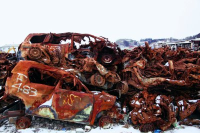 宮城県気仙沼市の赤く燃えた自動車の残骸