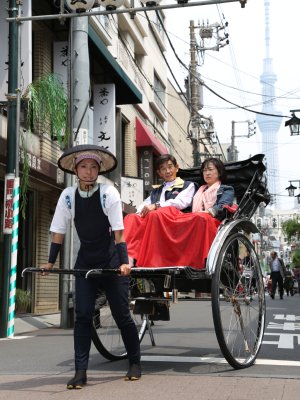 スカイツリートリビアを紹介する谷本早希さん