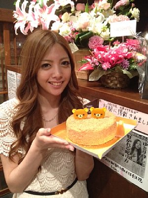 誕生日に、ゆとり世代と呼ばれる従業員からケーキをもらう大堀ユリエさん