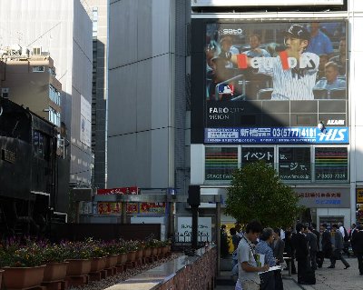 地区優勝したイチローの新CMを大型画面で確認し、喜びもひとしお