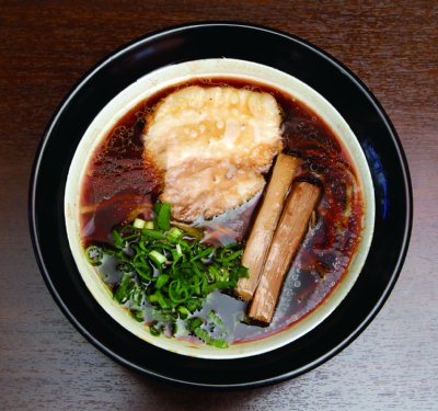 勝俣州和が絶賛する黒いラーメン「大阪ブラック」