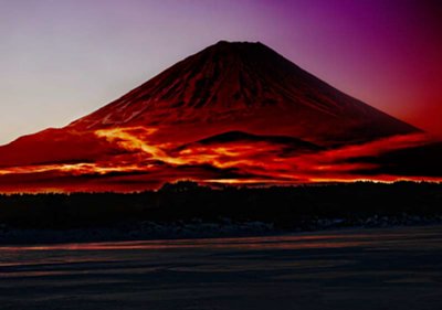 富士山に浮かび上がった赤い雲龍「レッドドラゴン」