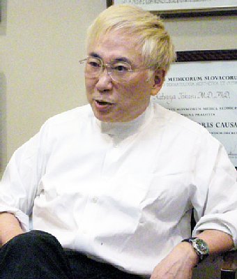 「健康は麻雀と一緒」と語る高須院長