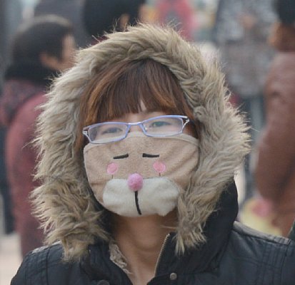 北京市民 深刻な大気汚染に前衛的デザインのマスクで対抗する Newsポストセブン
