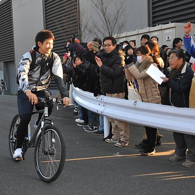 自転車で移動する巨人・菅野智之