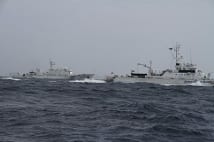 日本漁船に威嚇繰り返した中国艦と海保巡視船の一触即発写真