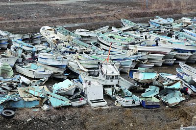 陸に集積する廃船（宮城県南三陸町）