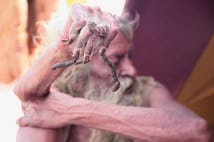 右手を35年間上げ続けるインドの修行者　ビックリな長い爪