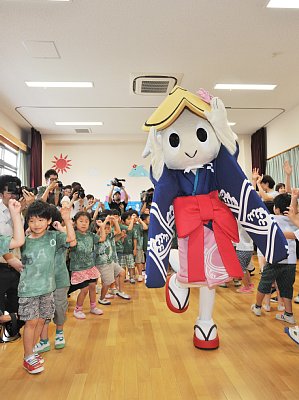 阿波踊りを次世代に継承するゆるキャラ「トクシィ」