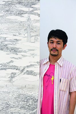 自身の描いた作品の横に立つ山口晃氏