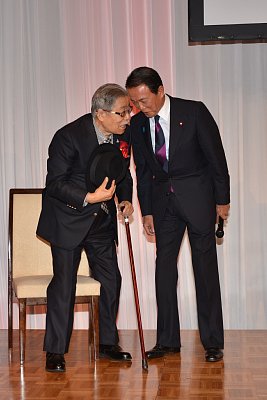 麻生太郎氏 ベルリンの壁崩壊時にゴルゴ13終了心配していた Newsポストセブン