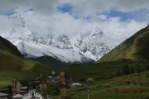 ウシュグリ村の遠景（後ろにそびえているのがグルジア最高峰のシハラ山）