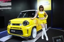 黄色が眩しいスズキ「ハスラー」カスタム車とぽちゃかわ美女