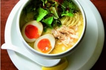 鶏白湯ラーメンが女性人気を獲得　締めにはご飯を投入の店も