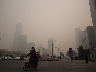 大気汚染が深刻な中国・北京市内のビジネス街