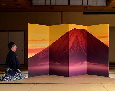 一見すると日本画のように映る富士山の屏風