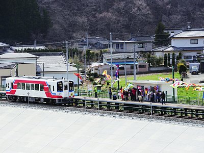 三陸鉄道の全線開通を地元住民は大漁旗で祝った