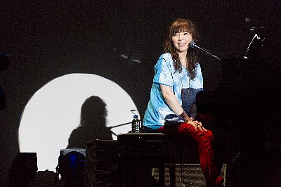 ヒット曲から、最新曲まで全16曲を熱唱する岡本真夜さん