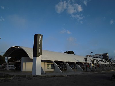 クイアバのVLT空港駅。「来年の夏には動いてほしい」の声も