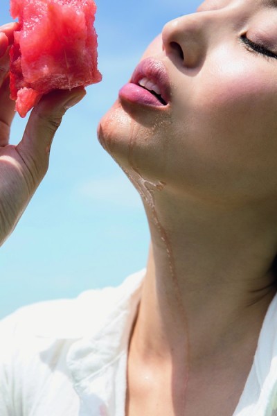 【写真】スイカを食べる橋本マナミを接近撮影 首筋に滴り落ちる果汁｜newsポストセブン Part 2