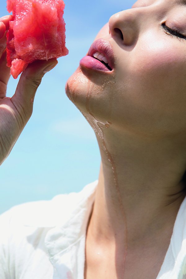 スイカを食べる橋本マナミを接近撮影 首筋に滴り落ちる果汁 Newsポストセブン