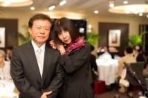 2011年11月、長男の結婚披露宴での猪瀬直樹氏とゆり子さん