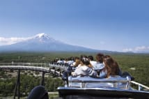 富士山絶景　富士急ハイランドのFUJIYAMAから雄大な姿