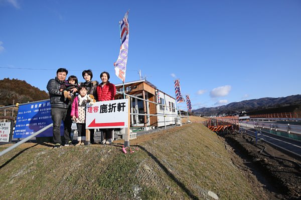 漁港エリアのかさ上げされた土地に移り営業を続ける「理容鹿折軒」の小野寺さん一家（気仙沼）