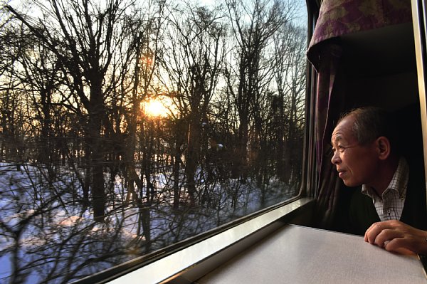 青函トンネルを出て北海道に入ってしばらくすると夜が明け始める。函館駅を過ぎた午前7時少し過ぎ、車窓には大沼公園の雑木林が広がる