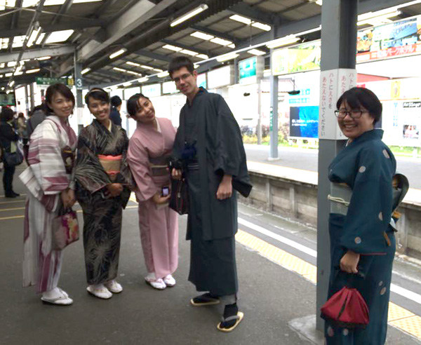 江ノ島電鉄・鎌倉駅ホームでのスナップ　出会って数時間でこの雰囲気