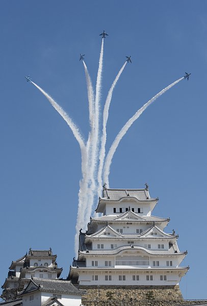 空自ブルーインパルス 姫路城の空に描いた美しき 純白の弧 Newsポストセブン