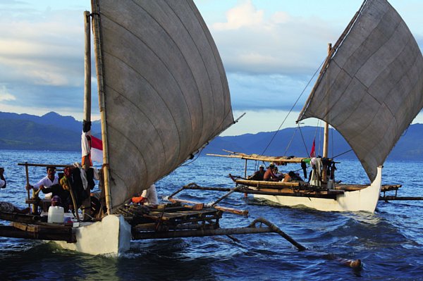 沖縄・石垣島を目指す縄文号（左）とパクール号