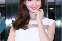 写真集ヒットの小嶋陽菜　2億円超えの宝石身につけにっこり