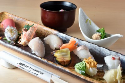兵庫県・淡路ハイウェイオアシス「すし富」のおまかせにぎり鮨