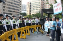 韓国警官　慣れた反日デモよりMERSが脅威で全員マスク着用