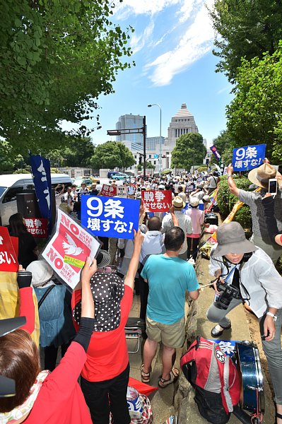 国会前には安保法案に反対する市民が多数訪れた