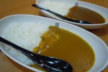 手前が「甘口」で奥が「シャリカレー」