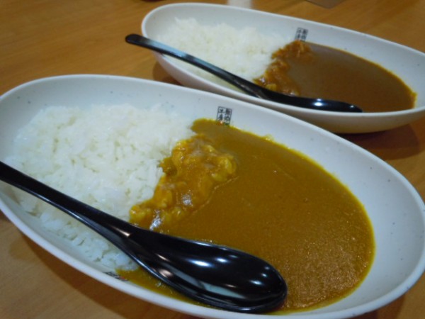 手前が「甘口」で奥が「シャリカレー」