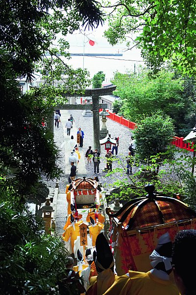 みあれ祭の朝。神輿で大島港へ向かうご神璽