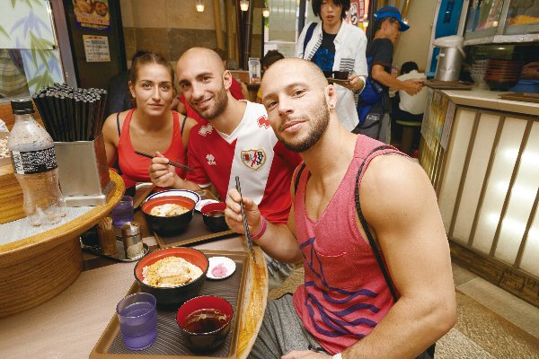 富士そばでカツ丼を注文したスペイン人