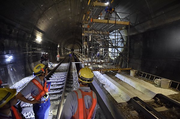 新富士～静岡間にある蒲原トンネル内での作業風景