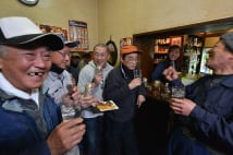 昭和感溢れる店内は、常連客の笑い声が絶えない